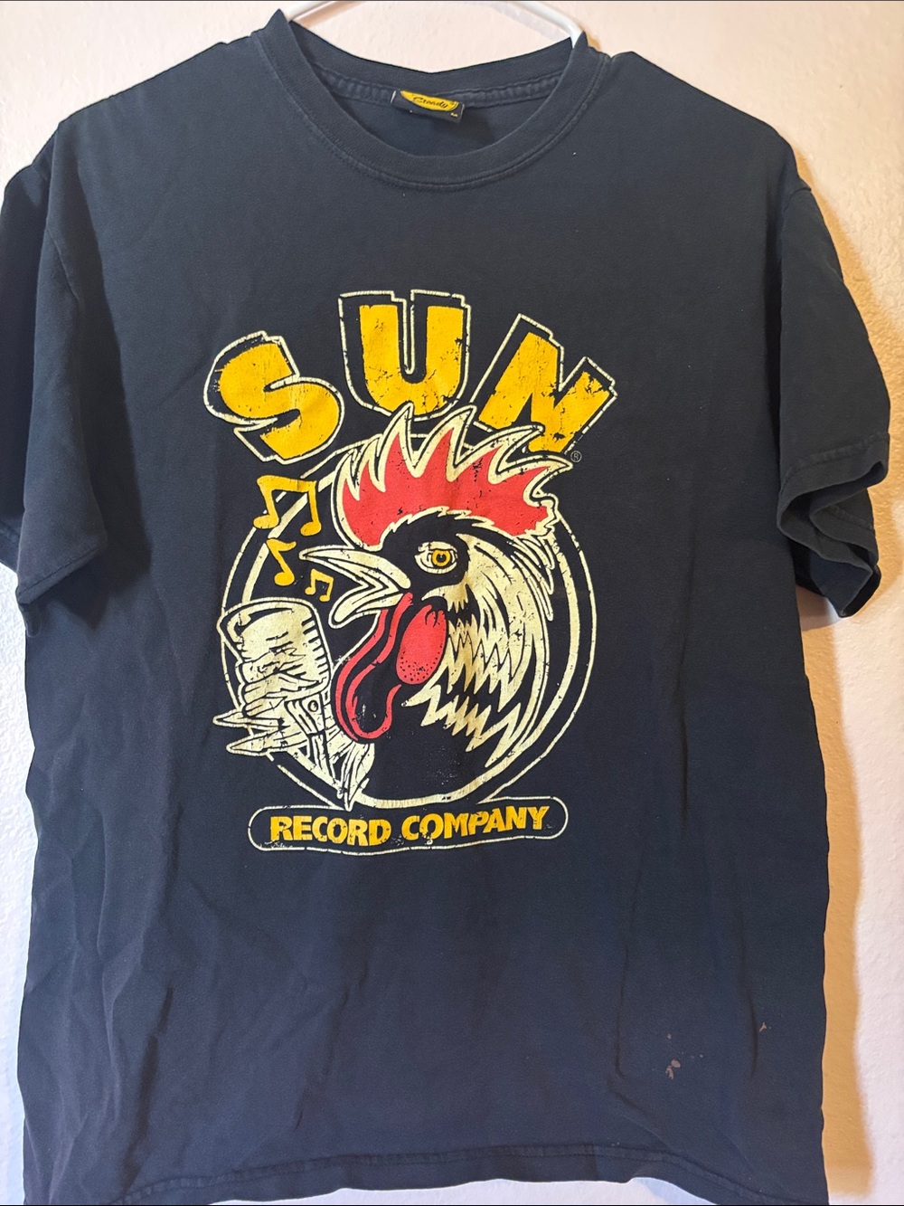 Men’s Sun Records Short Sleeve Graphic Tee, Rooster Logo, Size M